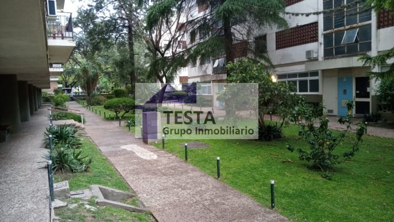 UN HOGAR IDEAL. AMPLIO. MUY LUMINOSO. COCINA COMEDOR CON LAVADERO. BALCON. BAULERA. PARQUE. SEGURIDAD. HERMOSO ENTORNO DE TRANQUILIDAD Y CONTACTO CON LA NATURALEZA. (Se percibe la calidez de Hogar)